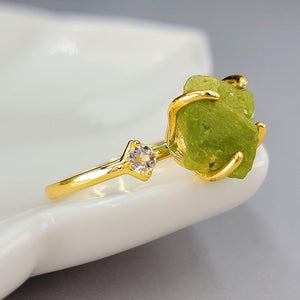 Raw Peridot Crystal Ring - Uniquelan Jewelry